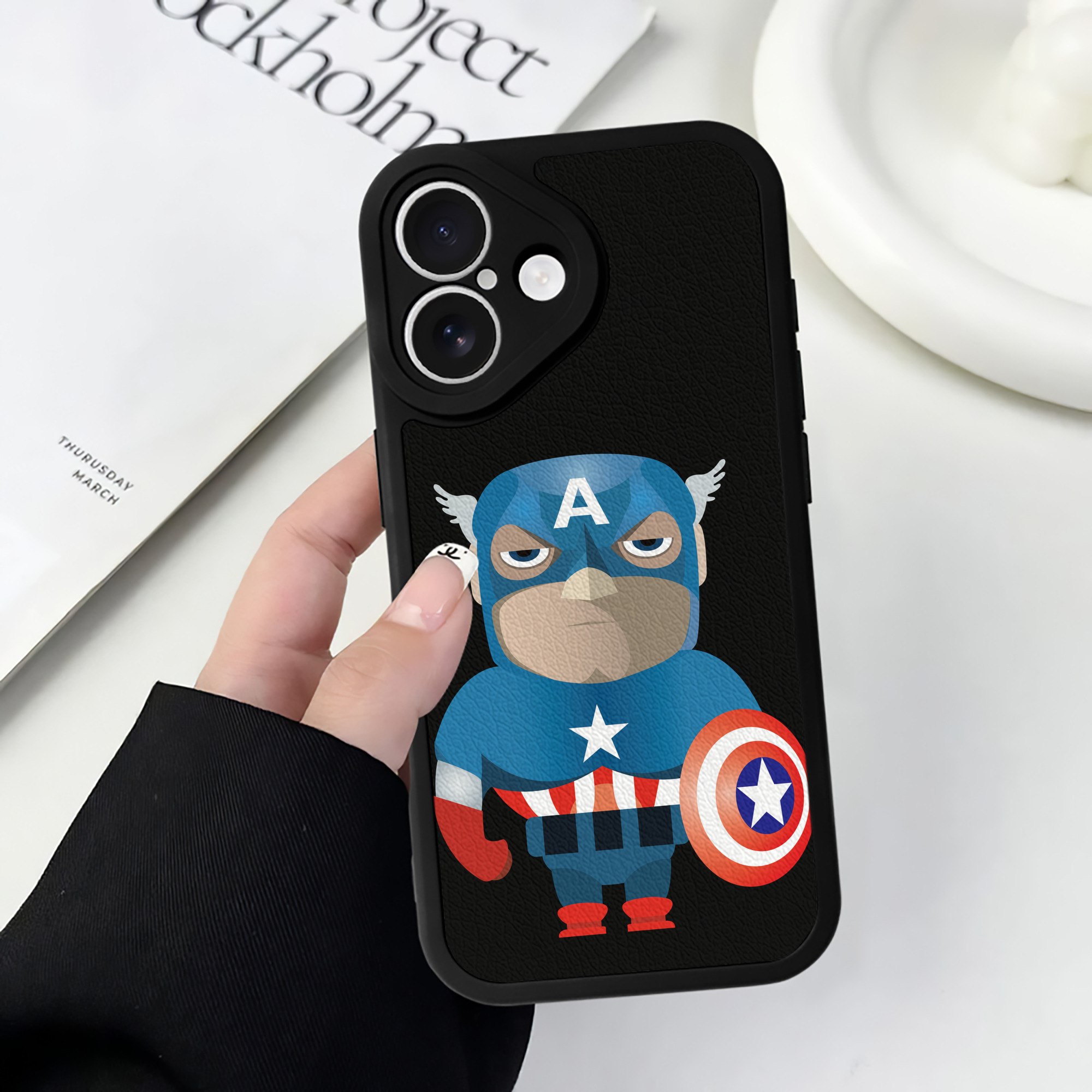 （画像用） アベンジャーズ The Avengers 【iPhone 16シリーズ対応】シリコンスマホケース（レザー調） 材質：シリコン